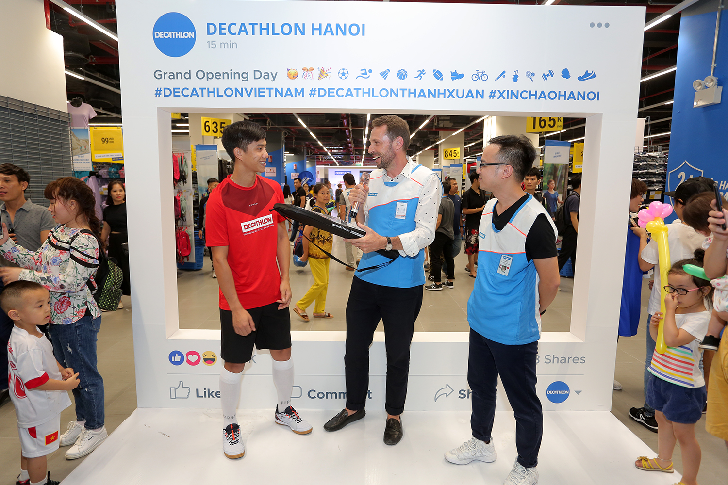 Tuyển thủ Phan Văn Đức ‘hút fan’ ngày Decathlon Hà Nội khai trương cửa hàng đầu tiên